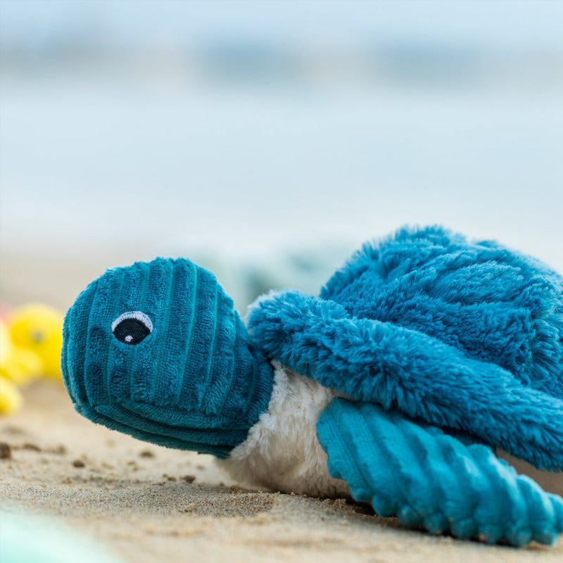 SAUVENOU die Schildkröte ist die Königin der Umarmungen und Kuscheleinheiten.
Wenn das Baby mal nicht in ihrem Panzer kuschelt, können Sie darin all Ihre kleinen Geheimnisse verstecken. Ich verspreche, sie wird überhaupt nichts verraten und sicher aufbewahren.