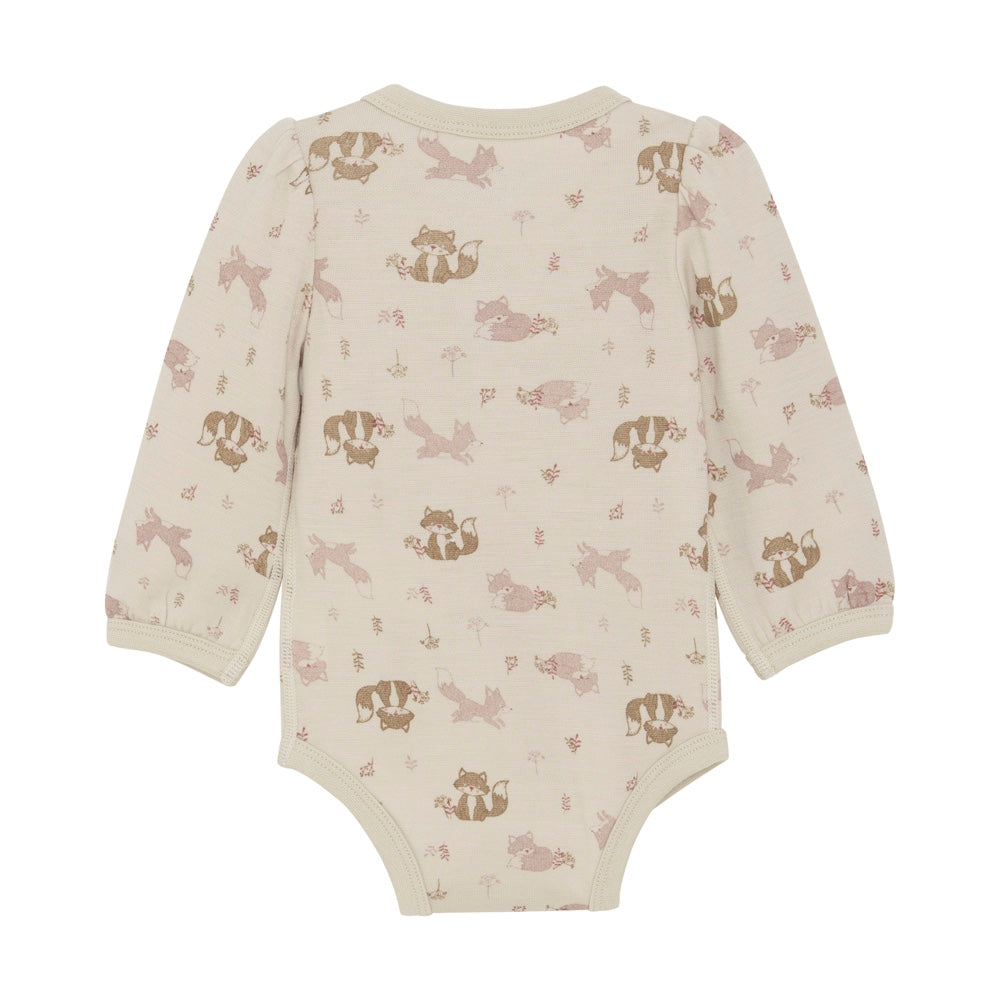 Der Body hat an der linken Schulter und im Schritt Druckknöpfe. Merinowolle passt sich an die Temperatur an, man kann den Body perfekt das ganze Jahr tragen. Ein tolles Babygeschenk.