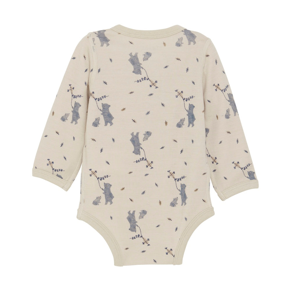 Der Body hat an der linken Schulter und im Schritt Druckknöpfe. Merinowolle passt sich an die Temperatur an, man kann den Body perfekt das ganze Jahr tragen. Ein tolles Babygeschenk.
