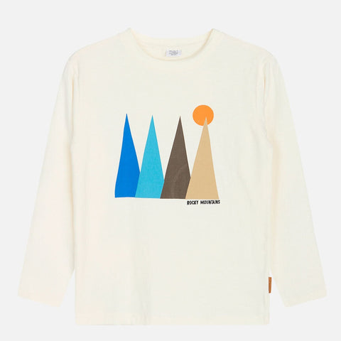 Das Langarmshirt hat einen Aufdruck mit Bergen auf der Brust und im Hintergrund die Sonne. Ein Schriftzug " Rocky mountains " befindet sich rechts unter dem Bild.