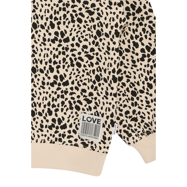 Es gibt das Sweatshirt in einem lässigen Leoprint. Mit Bündchen an den Ärmeln und an der Taille plus Rundhalsausschnitt ist es perfekt für entspannte Looks.