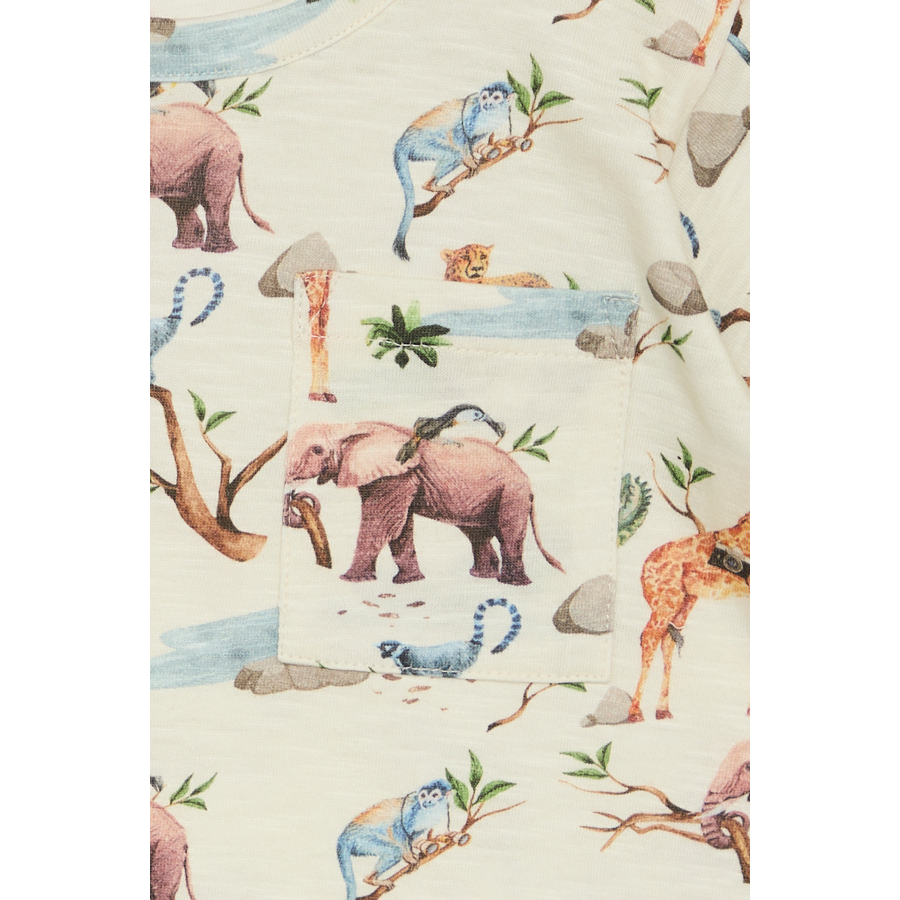 Dieses Shirt sorgt mit seinem Safaritier-Print für ein echtes Wüstenfeeling. Es besitzt auch eine Brusttasche und ist das perfekte Shirt für heiße Tage.