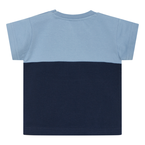 <p><span style="font-size: 0.875rem;">Das T-Shirt ist mit einem Rundhalsausschnitt und in tollen Blautönen erhältlich. Verziert mit einem süßen schwimmenden Krokodil ist es ein echter Blickfang.</span></p> <p>&nbsp;</p>