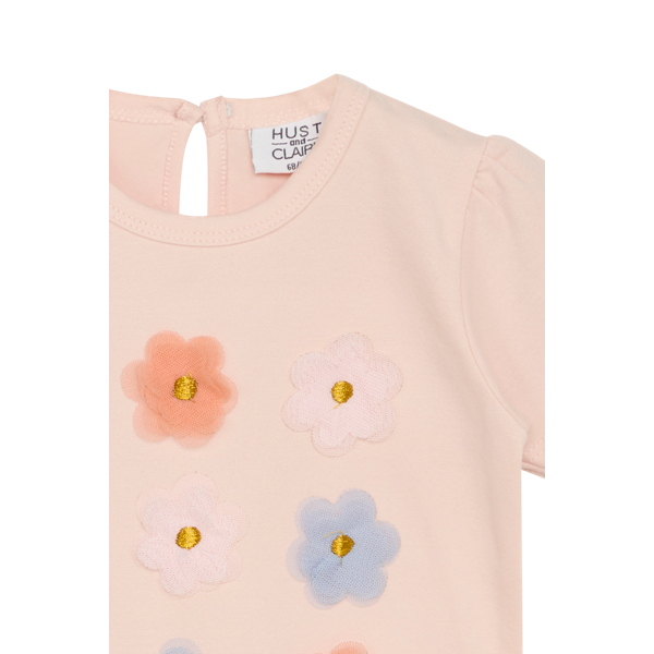 Dieses Shirt ist voll mit schönen 3D-Blumen und ist das perfekte Kleidungsstück für den Frühling!