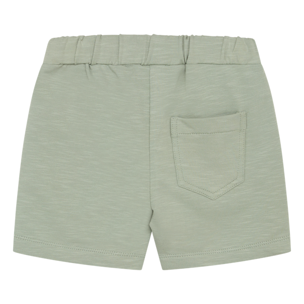 Diese unifarbenen Shorts sind nicht nur lässig, sondern bieten auch einen besonders bequemen Schnitt für uneingeschränkte Bewegungsfreiheit beim Toben. 