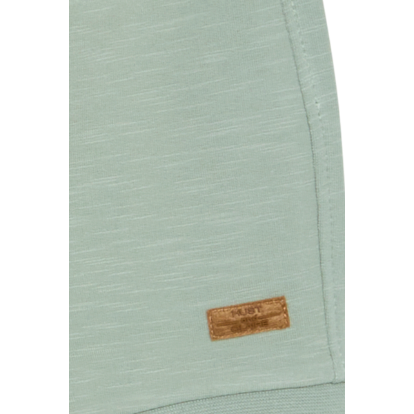 Diese Hose ist in einer wunderschönen Mintfarbe erhältlich. Sie hat ein schmales, weiches Bündchen mit einem Kordelzug und auf dem linken Beinende ist ein kleines Logo aufgenäht. Eine tolle Sommerhose für die Kleinen, die sowohl funktional als auch stylisch ist. Ein absolutes Must-Have für die warme Jahreszeit!