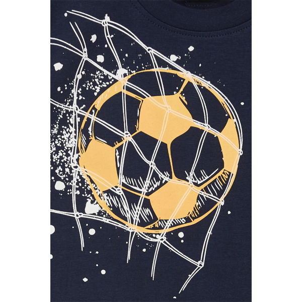 Das T-Shirt zeigt einen fliegenden Fußball, der gerade ins Tor fliegt, auf der Brust. Perfekt für alle Fußball-Fans im Sommer!