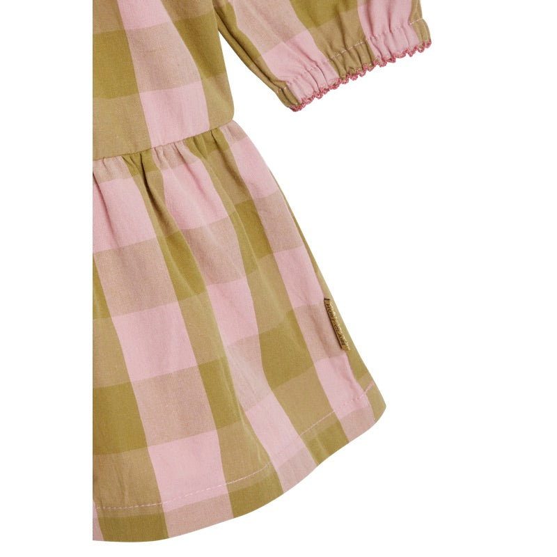 Kleid Danilla kariert von Hust und Claire     Das Kleid ist in einem schönen Karomuster erhältlich. Es ist sehr verspielt mit Rüschchen am Halsausschnitt und Raffungen an der Brust und am Kleidende. Auf der Rückseite befinden sich Knöpfe. Freigestellt, Rückseite