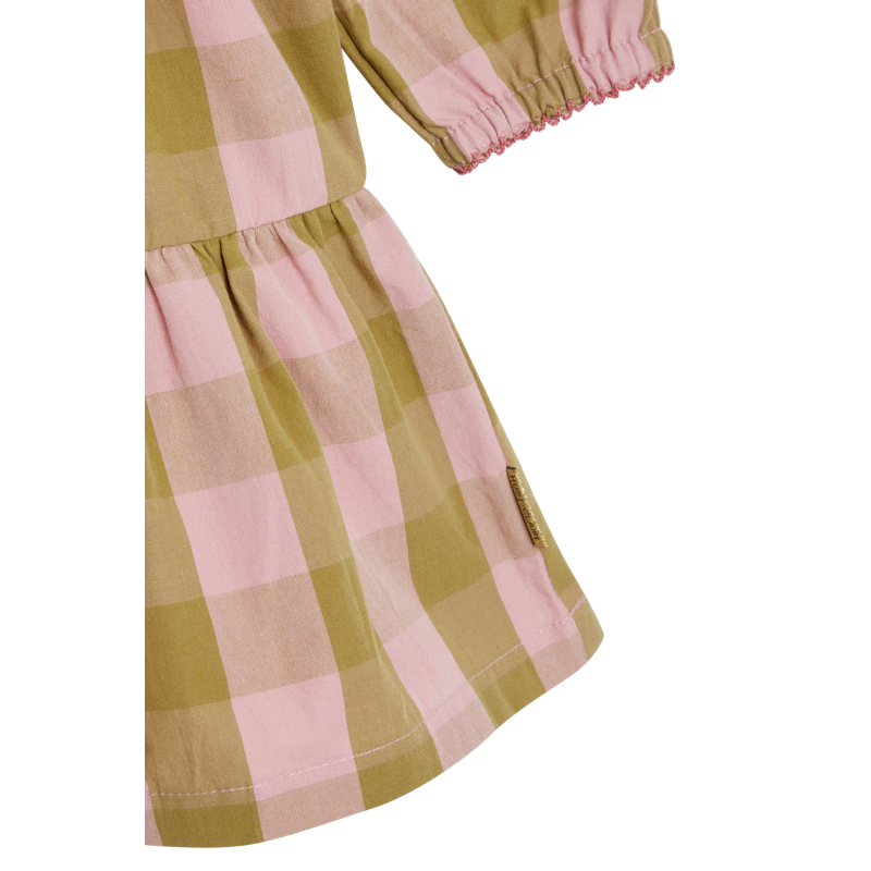 Kleid Danilla kariert&nbsp;von Hust und Claire     Das Kleid ist in einem schönen Karomuster erhältlich. Es ist sehr verspielt mit Rüschchen am Halsausschnitt und Raffungen an der Brust und am Kleidende. Auf der Rückseite befinden sich Knöpfe. Nahaufnahme Ärmel und Rock