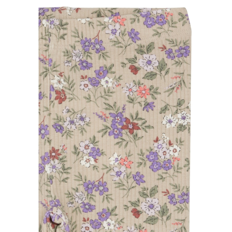 Detailaufnahme der Leggings mit Blumenprint in der Farbe Cement. Zeigt die feine Struktur des Materials und den zarten, bunten Blumenprint auf dem weichen Stoff.