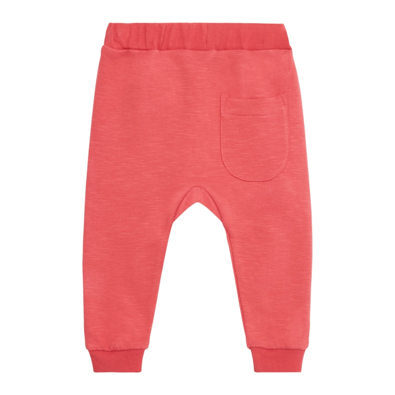 Rückseite der Jogginghose Gregorey in Cranberry. Sichtbar ist die Tasche hinten rechts sowie die schlichte Rückansicht mit elastischen Beinabschlüssen.