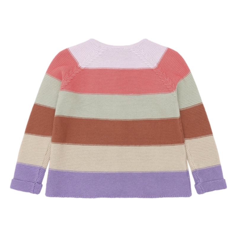 Rückansicht der gestreiften Strickjacke in der Farbe Lavender, aus weicher Bio-Baumwolle. Schlichtes Design mit Streifen und umgeschlagenen Ärmeln.