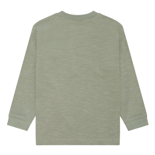 Langarmshirt aus Baumwollstretch in einer neutralen Farbe mit Rundhalsausschnitt. Auf der linken Brust befindet sich eine Tasche mit der Aufschrift „It’s cool to be kind“.