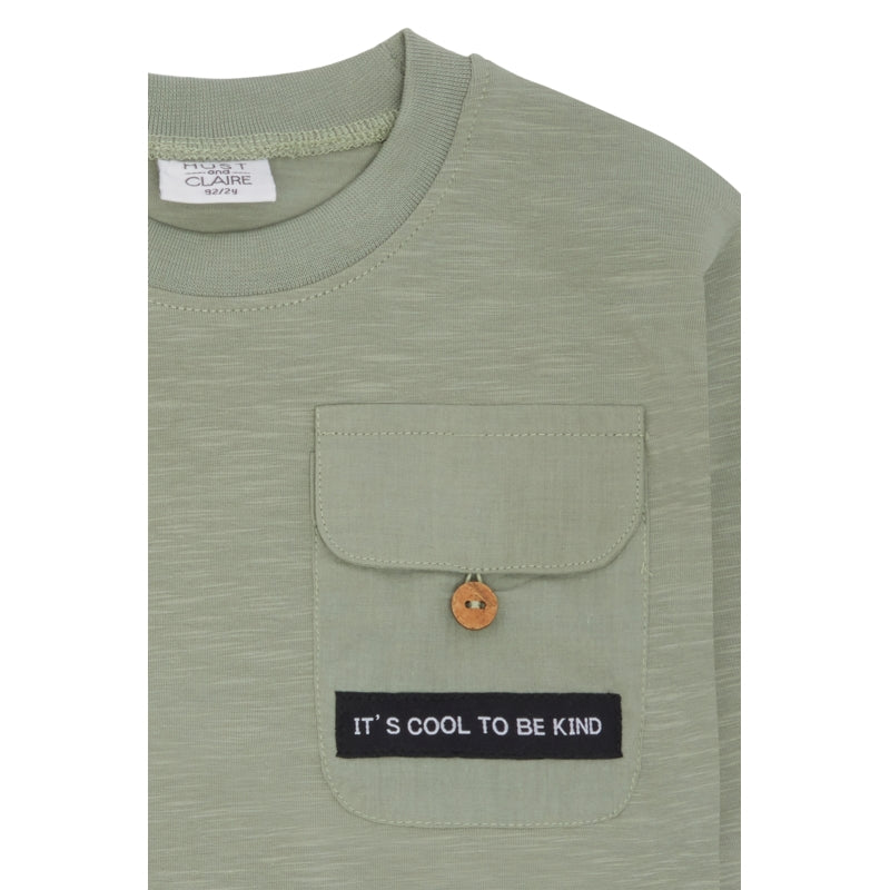 Langarmshirt aus Baumwollstretch in einer neutralen Farbe mit Rundhalsausschnitt. Auf der linken Brust befindet sich eine Tasche mit der Aufschrift „It’s cool to be kind“.