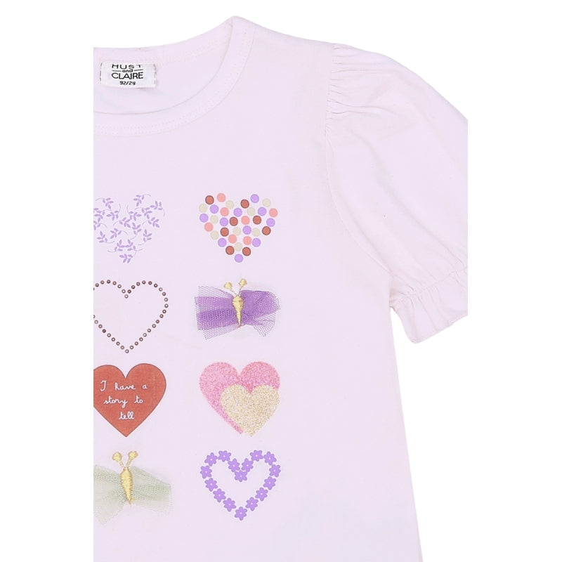 Detailaufnahme des Langarm Shirts Alma in Lavender. Zu sehen sind das Ballerina-Motiv mit glitzernden Herzen, Schmetterlingen, sowie Tüll- und Strassstein-Akzenten. Die weiche, dehnbare Bio-Baumwolle und die feine Verarbeitung des Materials sind erkennbar.