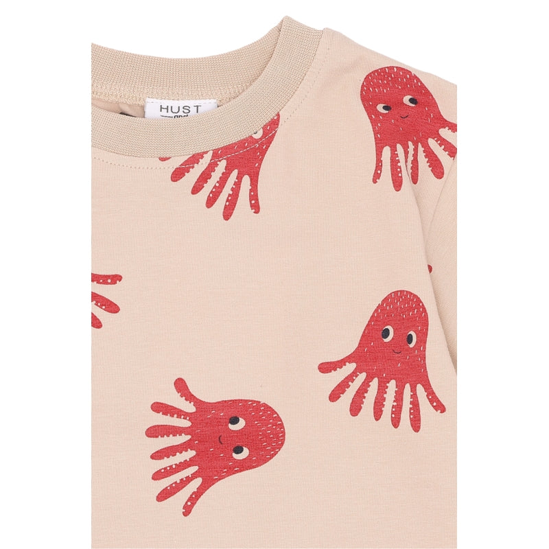 Detailaufnahme des Quallen-Prints auf dem T-Shirt, zeigt die feine Struktur des Materials und die präzise Ausführung des Designs.