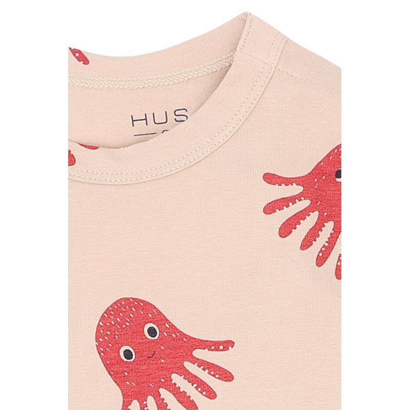 Detailaufnahme des Quallen-Prints auf dem Langarmbody, zeigt die feine Baumwollstruktur und das präzise Design des Prints.