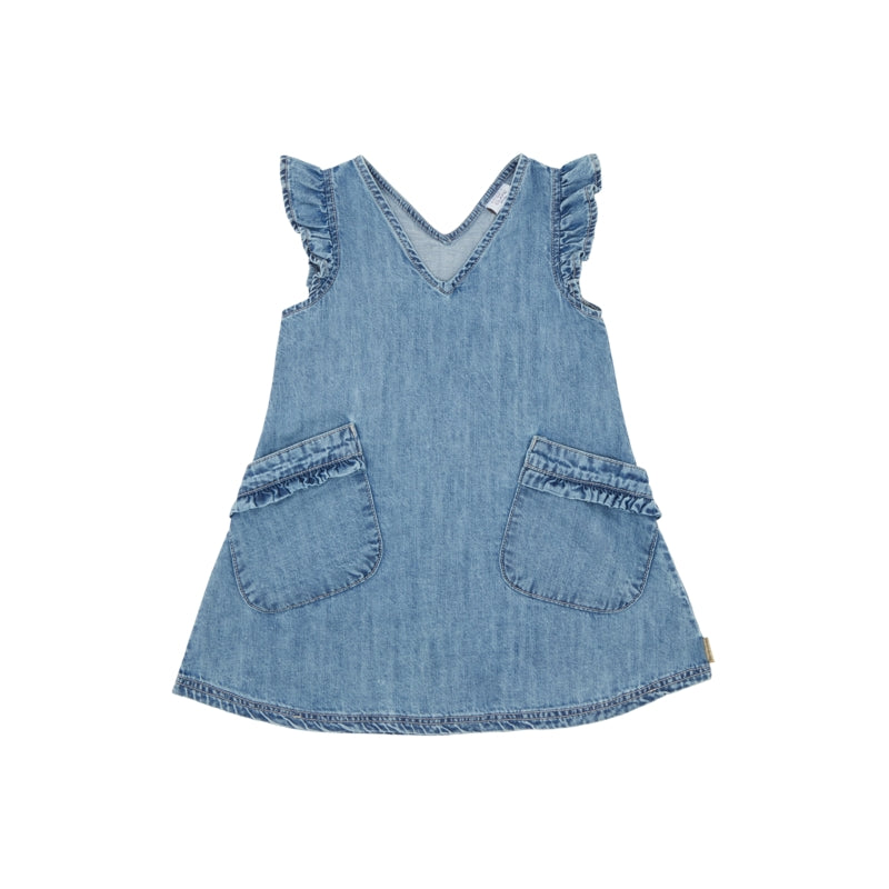 Denim-Kleid in washed-denim-Farbe mit V-Ausschnitt, Rüschen an den Schultern und lockerer Passform. Zwei sichtbare Taschen auf der Vorderseite.