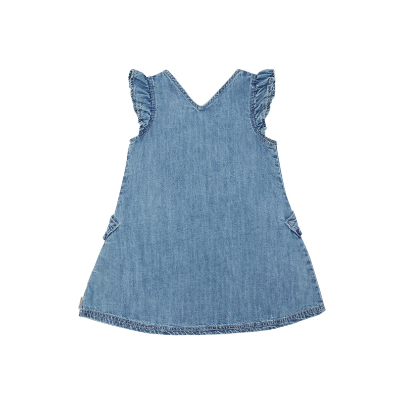 Rückseite des Denim-Kleids in washed-denim-Farbe mit lockerer Passform und dekorativen Rüschen an den Schultern.