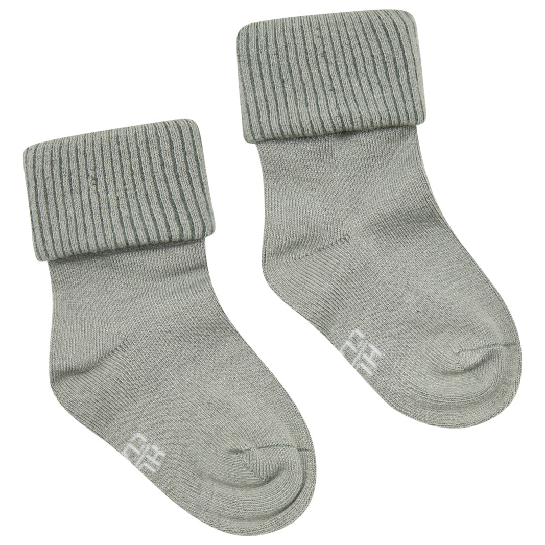 Die Socken bestehen aus einer sehr weichen Bambusviskose. Diese kratzt nicht und ist somit auch für empfindliche Haut geeignet. Sie haben ein sehr breites Bündchen, daher verrutscht sie Socke nicht ständig. Ein tolles Geschenk und ideal für den Zwiebellook in jeder Jahreszeit