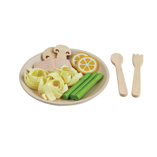 Verwandeln Sie den Spielbereich Ihres Kindes mit diesem Pasta-Set in eine Küche. Beinhaltet Nudeln, ein Stück Lachs, 3 Spargelstangen, 2 Zitronenscheiben, 2 Pilze, 1 Gabel, 1 Löffel und einen Teller.