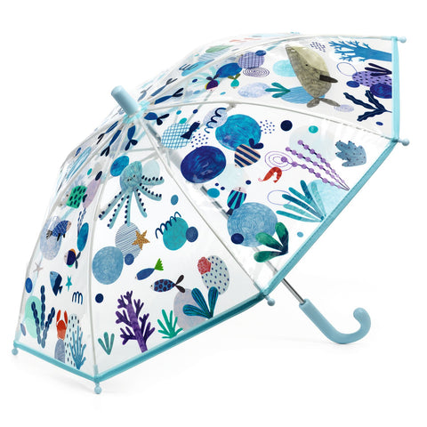 
Mit seiner geringen Größe und der sehr ausladenden Form ist dieser schicke, praktische Regenschirm für Kinder ab 3 Jahren geeignet. Was für ein Spaß, den Regenschirm wie die Großen zu halten! Die manuelle Öffnung mit Schutzsystem ermöglicht es dem Kind, den Schirm zu öffnen und zu schließen, ohne sich die Finger einzuklemmen. Ein farbenfrohes Accessoire, das ideal ist, um einen Ausflug im Regen aufzupeppen!