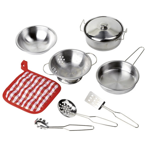 Das Set enthält alles, was man in einer echten Küche braucht: einen Topf mit Deckel, eine Pfanne, ein Sieb, eine Schüssel, drei Küchenhelfer (Pfannenwender, Schöpfkelle, Pastazange) und einen karierten Topflappen. Alles im handlichen Format und robust genug für viele Stunden Kochspaß.