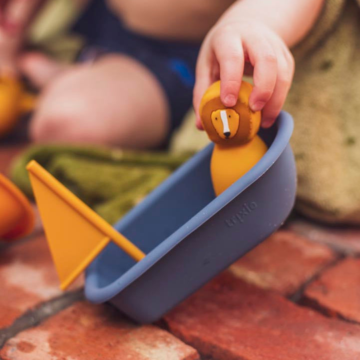 badespielzeug boot mit löwe
