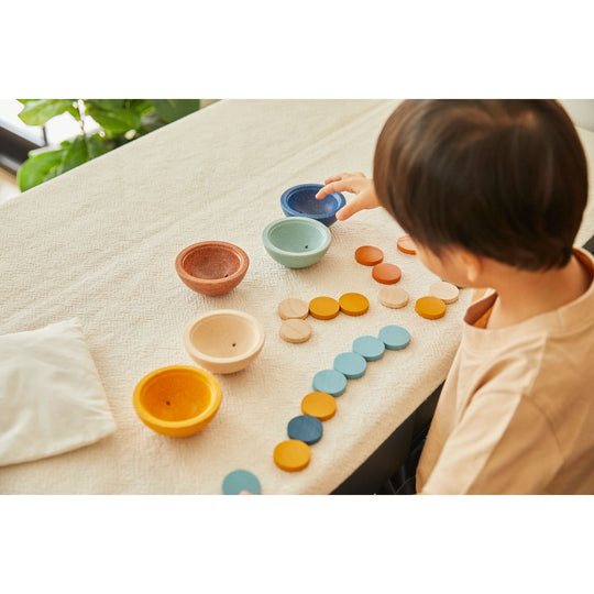 Kinder können mit diesem einfachen Design, das auf verschiedene Arten gespielt werden kann, das Sortieren und Zählen lernen. Inklusive Spielanleitung und Baumwollbeutel.