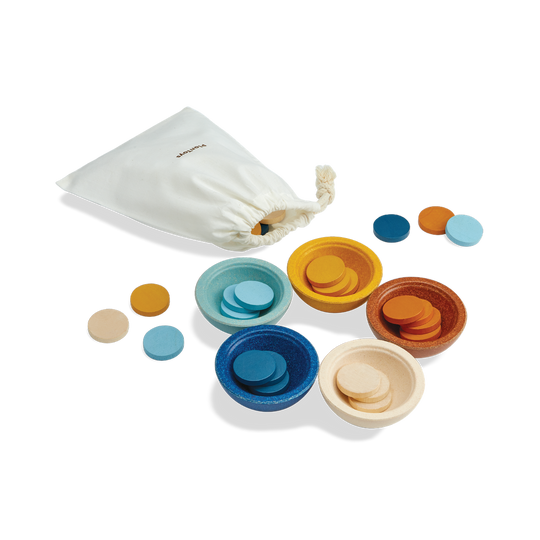 Kinder können mit diesem einfachen Design, das auf verschiedene Arten gespielt werden kann, das Sortieren und Zählen lernen. Inklusive Spielanleitung und Baumwollbeutel.