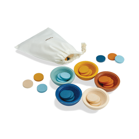 Kinder können mit diesem einfachen Design, das auf verschiedene Arten gespielt werden kann, das Sortieren und Zählen lernen. Inklusive Spielanleitung und Baumwollbeutel.