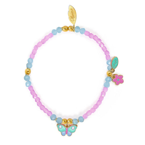 Zartes Kinderarmband „Lila“ mit Acrylperlen und drei emaillierten Charms (Schmetterling, Blume, Blatt). Elastisch, robust, leicht anzuziehen – ideal als kleines Geschenk, Mitbringsel oder für den Adventkalender.