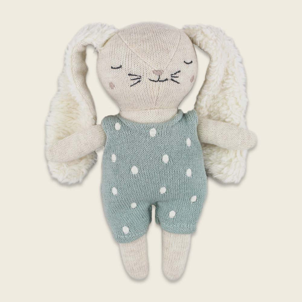 Die Babyrassel Hase von ava &amp; yves ist ein liebevoll gestaltetes erstes Spielzeug für Babys. Sie besteht aus 100 % Bio-Baumwolle und ist besonders weich – ideal für kleine Hände zum Greifen und Kuscheln.