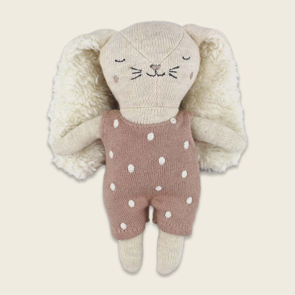 Die Babyrassel Hase von ava &amp; yves ist ein liebevoll gestaltetes erstes Spielzeug für Babys. Sie besteht aus 100 % Bio-Baumwolle und ist besonders weich – ideal für kleine Hände zum Greifen und Kuscheln.