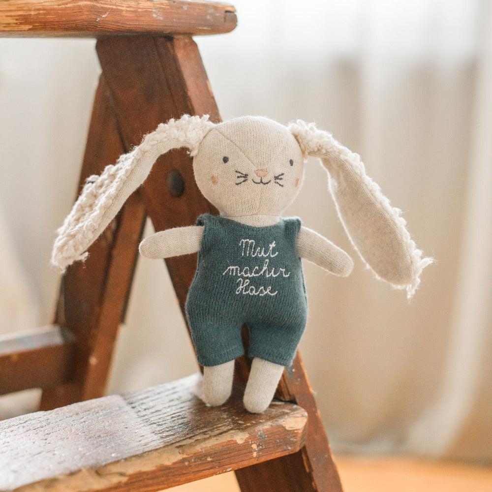 Stoffhasen von Ava & Yves, die Mut machen. Ein schönes Geschenk für den Start in der Krabbelstube, im Kindergarten, in der Schule oder für große Ereignisse. Das Kind fühlt sich gestärkt. lila Outfit