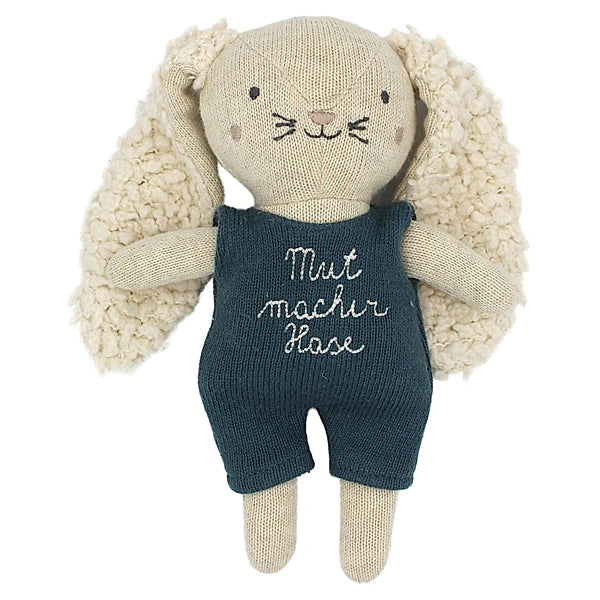 Stoffhasen von Ava & Yves, die Mut machen. Ein schönes Geschenk für den Start in der Krabbelstube, im Kindergarten, in der Schule oder für große Ereignisse. Das Kind fühlt sich gestärkt. grün-blaues Outfit