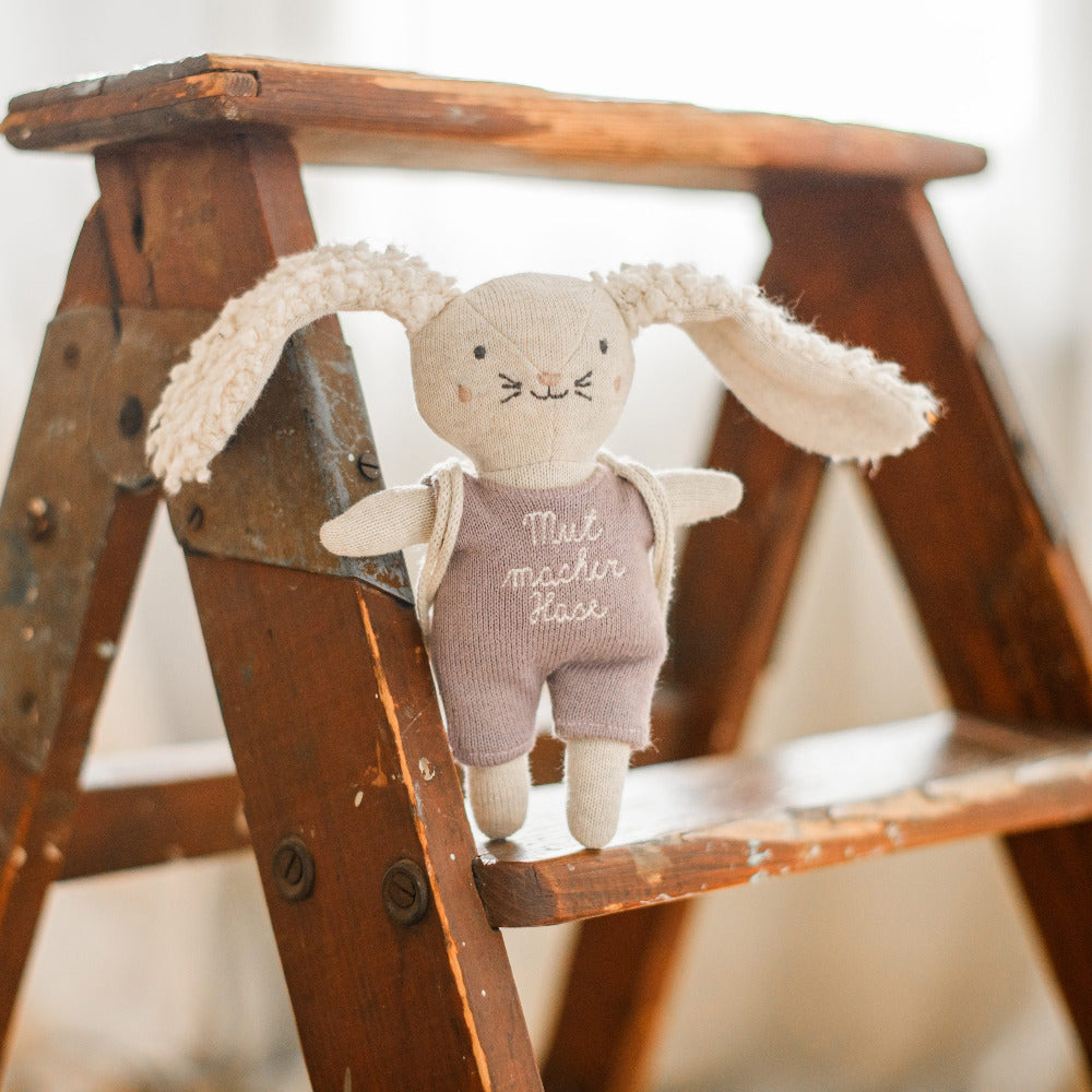 Stoffhasen von Ava & Yves, die Mut machen. Ein schönes Geschenk für den Start in der Krabbelstube, im Kindergarten, in der Schule oder für große Ereignisse. Das Kind fühlt sich gestärkt. lila Outfit