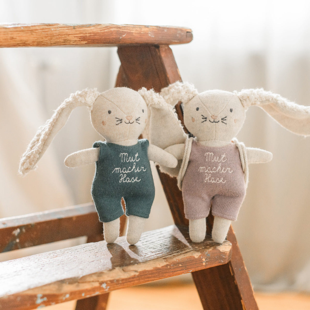 Stoffhasen von Ava & Yves, die Mut machen. Ein schönes Geschenk für den Start in der Krabbelstube, im Kindergarten, in der Schule oder für große Ereignisse. Das Kind fühlt sich gestärkt.