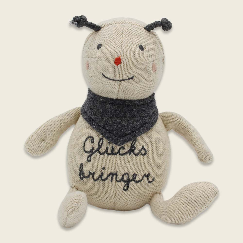 Der Marienkäfer wird von Kindern schnell als Glücksbringer für besonderes herausfordernde Ereignisse oder im Alltag angenommen. Der putzige Käfer trägt einweiches Tuch und auf dem Bauch steht die ermutigende Aufschrift "Glücksbringer.