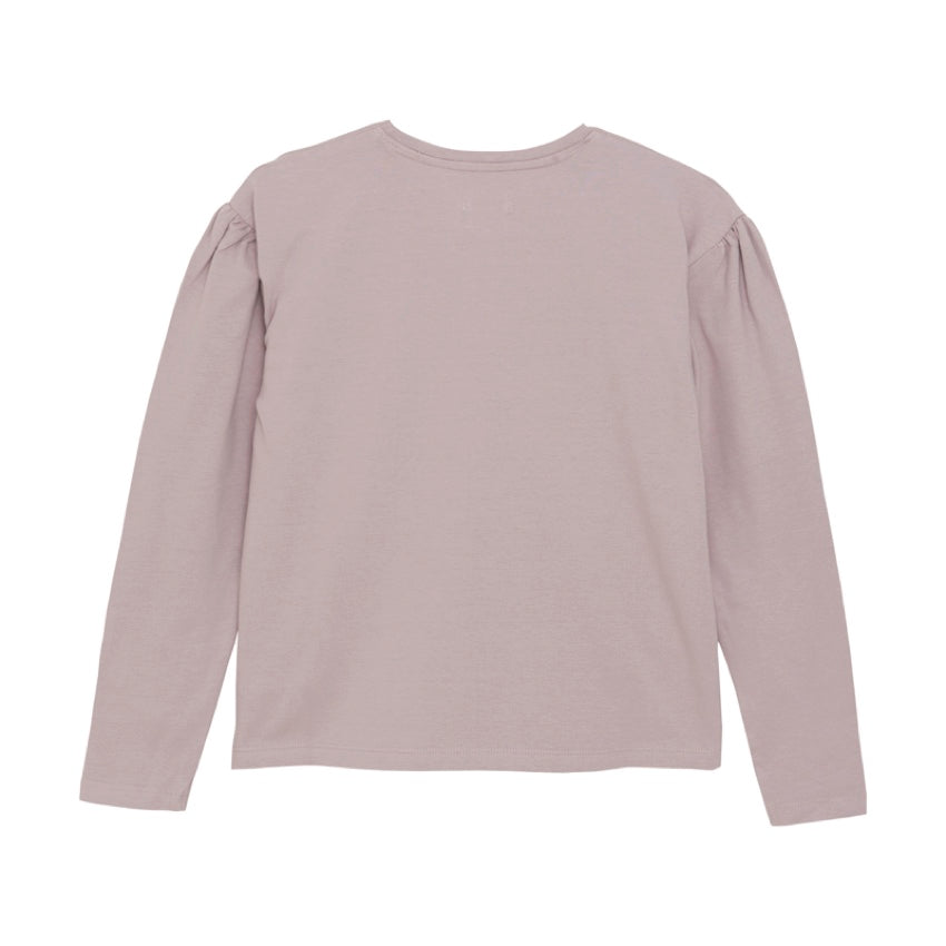 Schlichtes Langarm-Top von creamie in altrosa mit Pailletten in Form des Wortes „DANCE“. Das Shirt hat einen Rundhalsausschnitt und einen leichten Falteneffekt an den Schultern. Es besteht aus weicher Baumwollqualität mit etwas Stretch. Rückseite