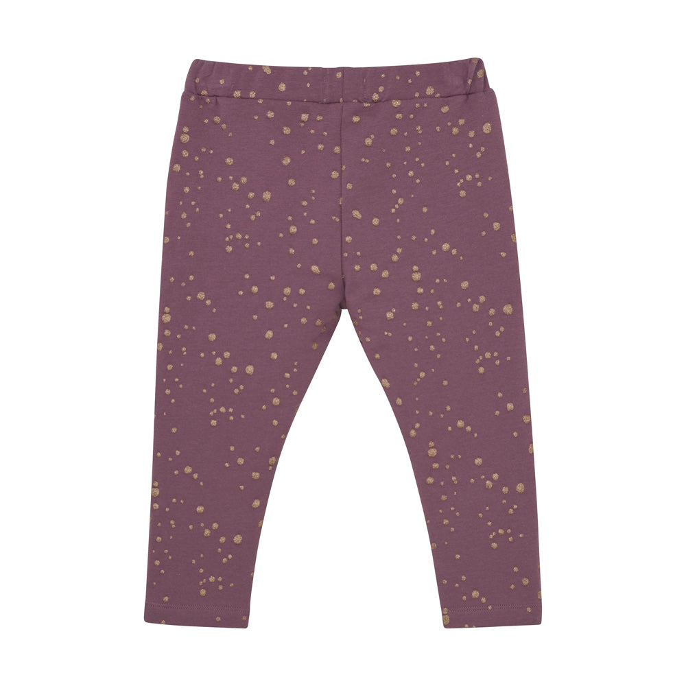 Die Sweatpants von Creamie in violett sind mit goldenen Punkten verziert. Die Hose hat Seitentaschen und ab dem elastischen Bund sind Falten in den Stoff eingenäht. Sie bestehen aus einer schönen Baumwollqualität mit etwas Stretch. Rückseite
