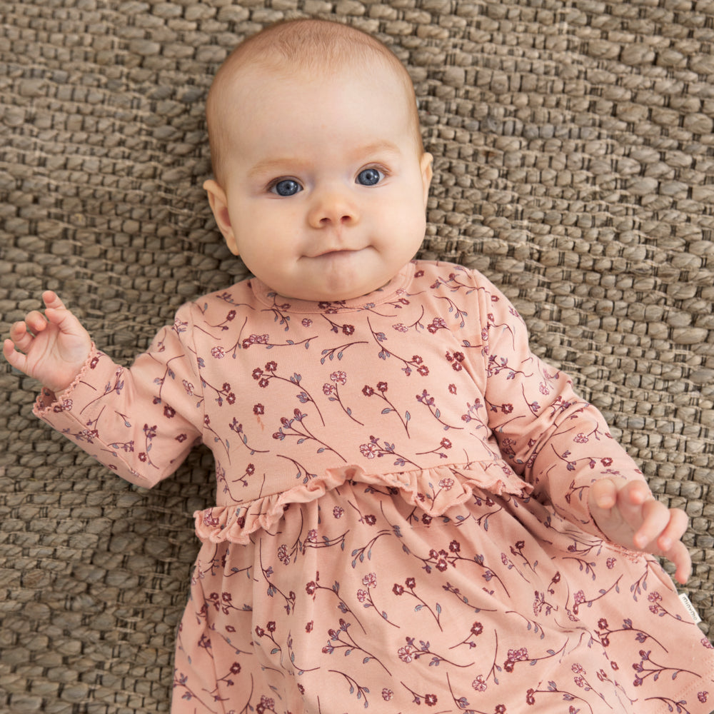 Mädchen trägt Bodykleid mit Allover-Blumenprint von Minymo