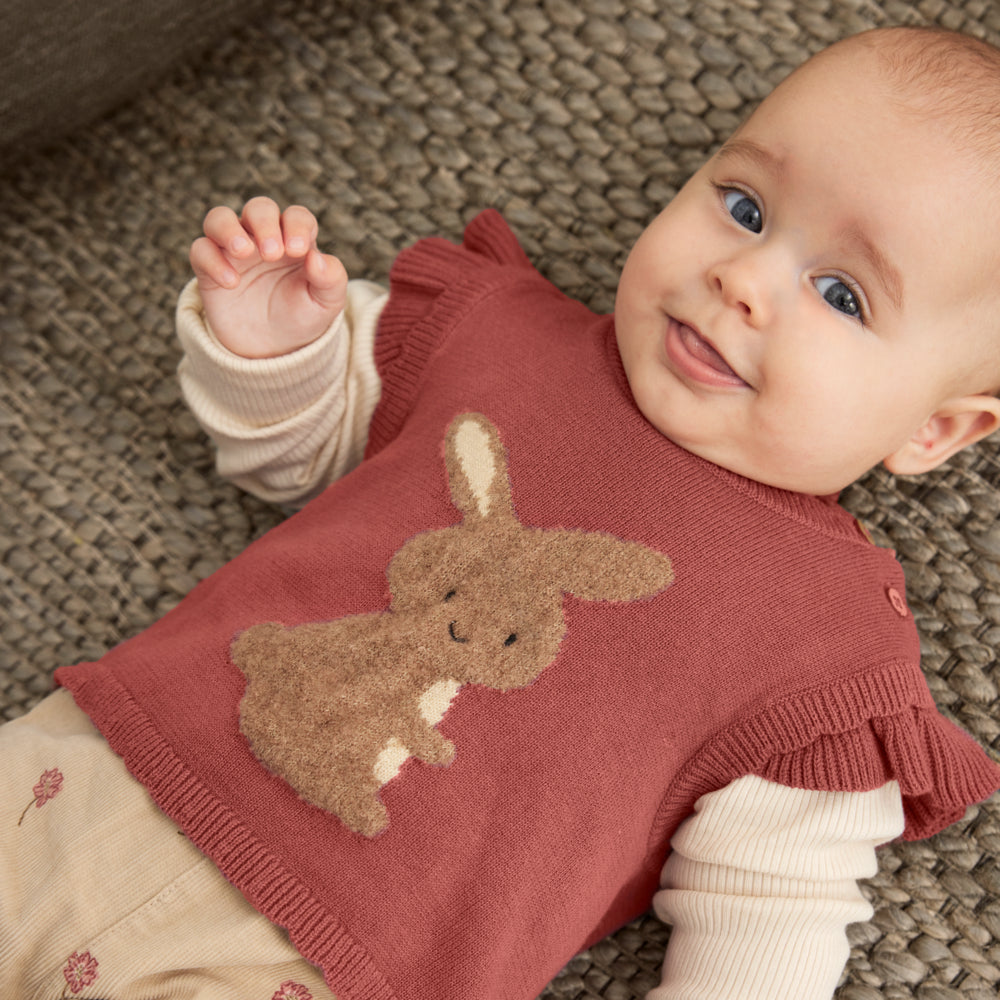 Baby mit Strickpullunder mit Hasen-Design von Minymo