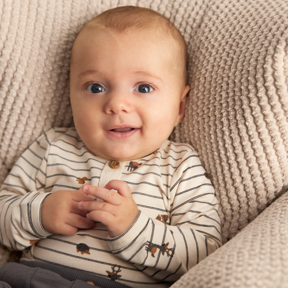 Baby trägt Body von Minymo