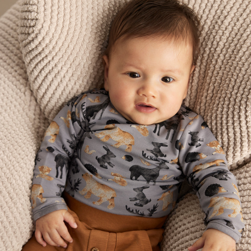 Lifestylebild: Baby trägt Body von Minymo mit Waldtieren in grau