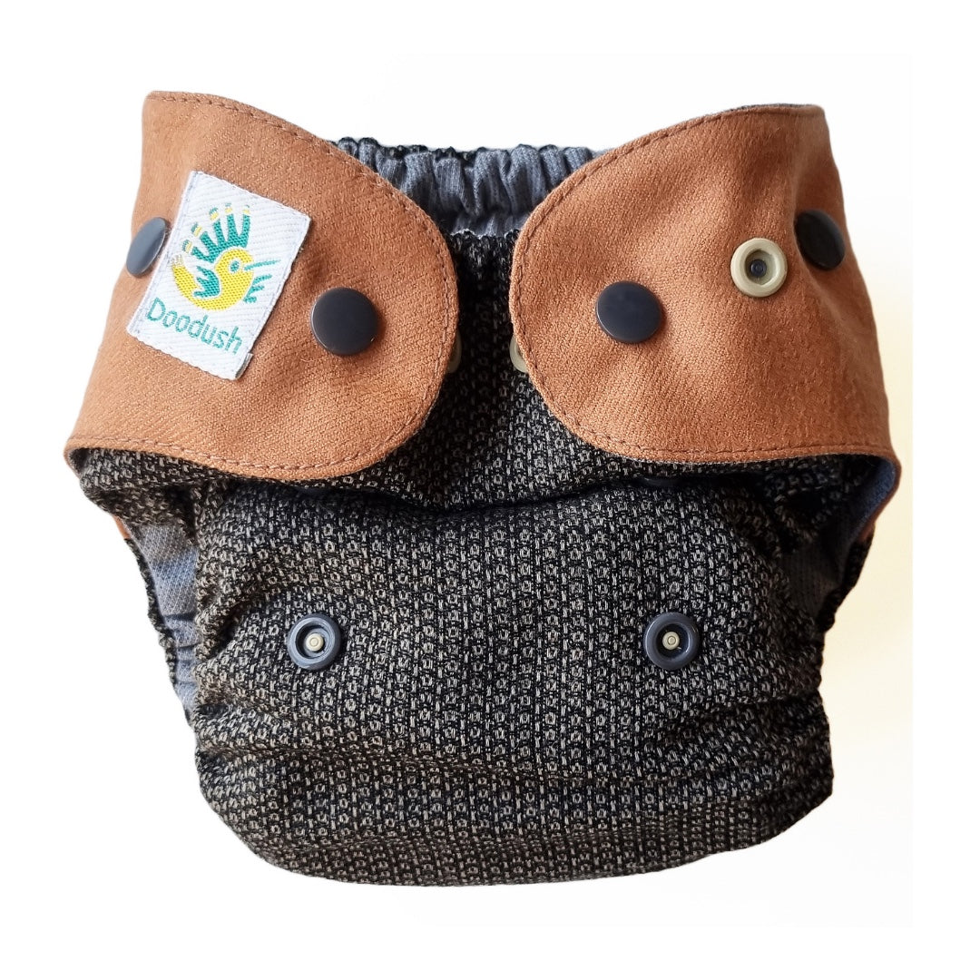 Sie ist für Kinder von 7-8 kg bis 14-15 kg, unter Beachtung des individuellen Körperbaus des Kindes.
Die Breite im Schritt beträgt ca. 13,5 cm. Die Gesamtlänge der Windel beträgt 44 cm.
Diese Größe ist die ideale Lösung für größere Kinder, die etwas molliger sind und denen die Größe Mini OS nicht so gut passt.