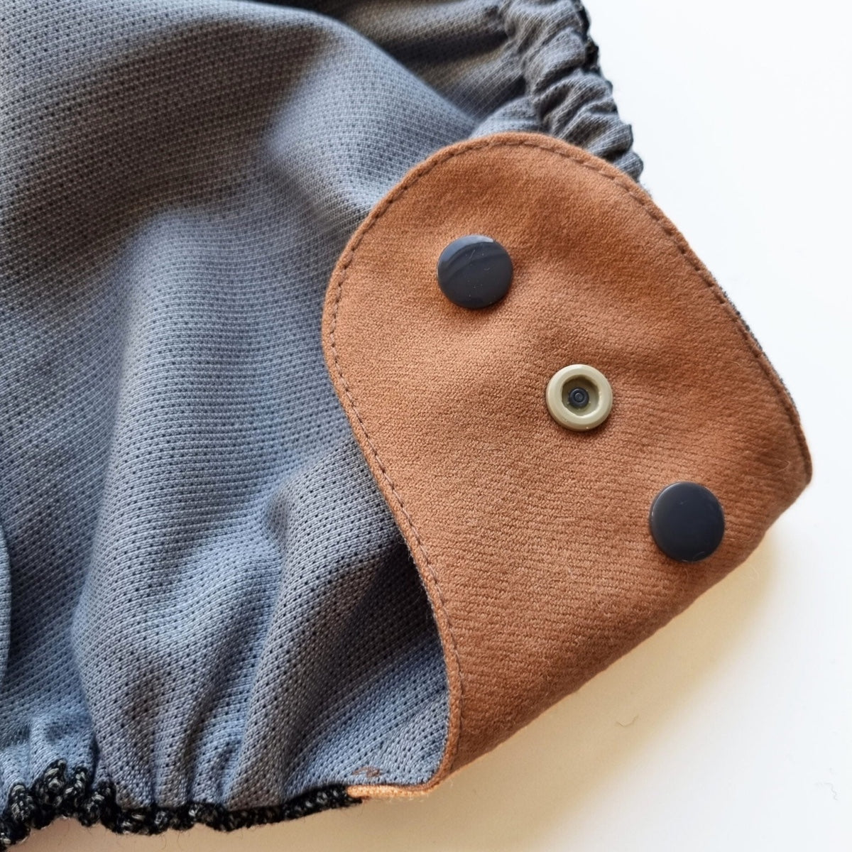Sie ist für Kinder von 7-8 kg bis 14-15 kg, unter Beachtung des individuellen Körperbaus des Kindes.
Die Breite im Schritt beträgt ca. 13,5 cm. Die Gesamtlänge der Windel beträgt 44 cm.
Diese Größe ist die ideale Lösung für größere Kinder, die etwas molliger sind und denen die Größe Mini OS nicht so gut passt.