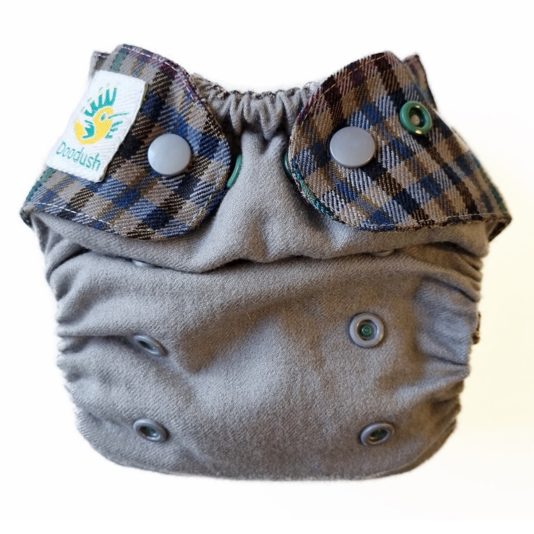 Sie ist für Kinder von 7-8 kg bis 14-15 kg, unter Beachtung des individuellen Körperbaus des Kindes.
Die Breite im Schritt beträgt ca. 13,5 cm. Die Gesamtlänge der Windel beträgt 44 cm.
Diese Größe ist die ideale Lösung für größere Kinder, die etwas molliger sind und denen die Größe Mini OS nicht so gut passt.