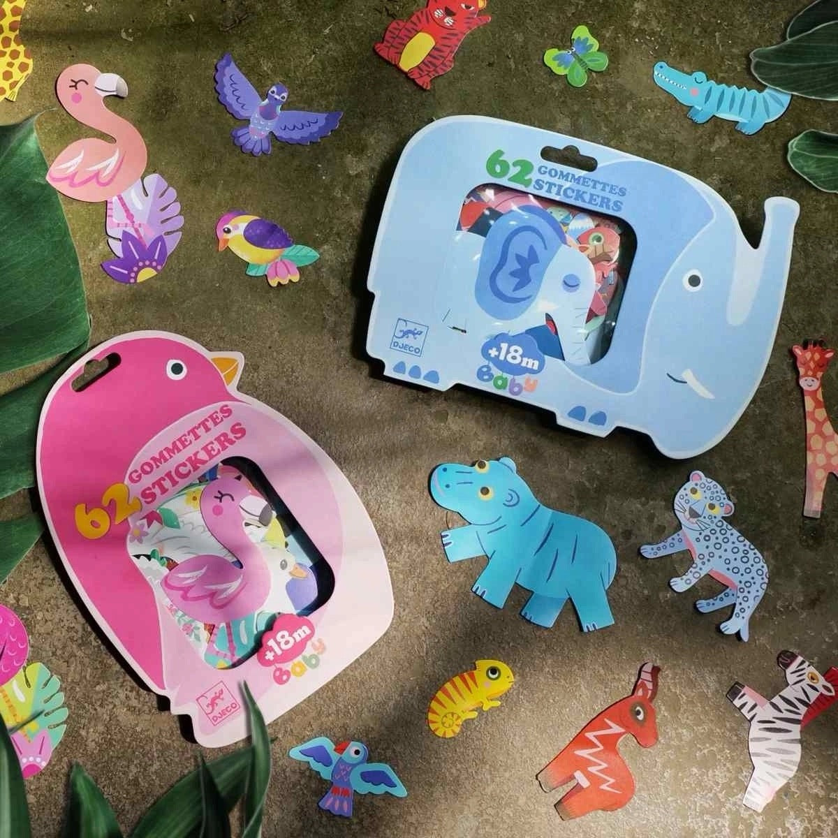 Perfekt für kleine Entdeckerhände! Diese liebevoll gestalteten "Ersten Aufkleber" von Djeco sind speziell für Kinder ab 18 Monaten gemacht. In einer praktischen, durchsichtigen Box warten 62 große Tieraufkleber darauf, entdeckt und geklebt zu werden. Dank der dicken Pappe und vorgestanzten Rückseite können Kleinkinder die Sticker ganz einfach selbstständig ablösen – ohne Hilfe von Erwachsenen.