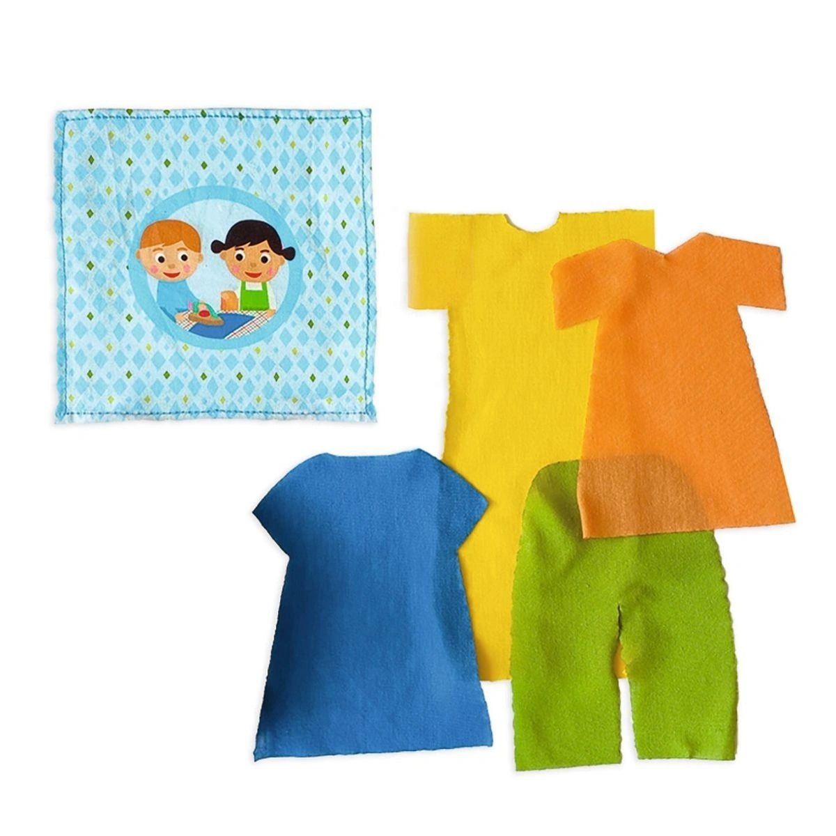 Herzlich willkommen in der Reinigung von Mia und Leo! Das Kind stellt die Temperatur des Bügeleisens ein, indem es am Knopf dreht. Anschließend wählte s eines der fünf Kleidungsstücke aus und legt es auf das Brett. Das Bügeln ist wie Magie: Die Kleidung wird knitterfrei. Gleich kann es mit einem anderen Kleidungsstück weitergehen.